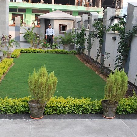 Hotel The Urmi à Haridwār Extérieur photo