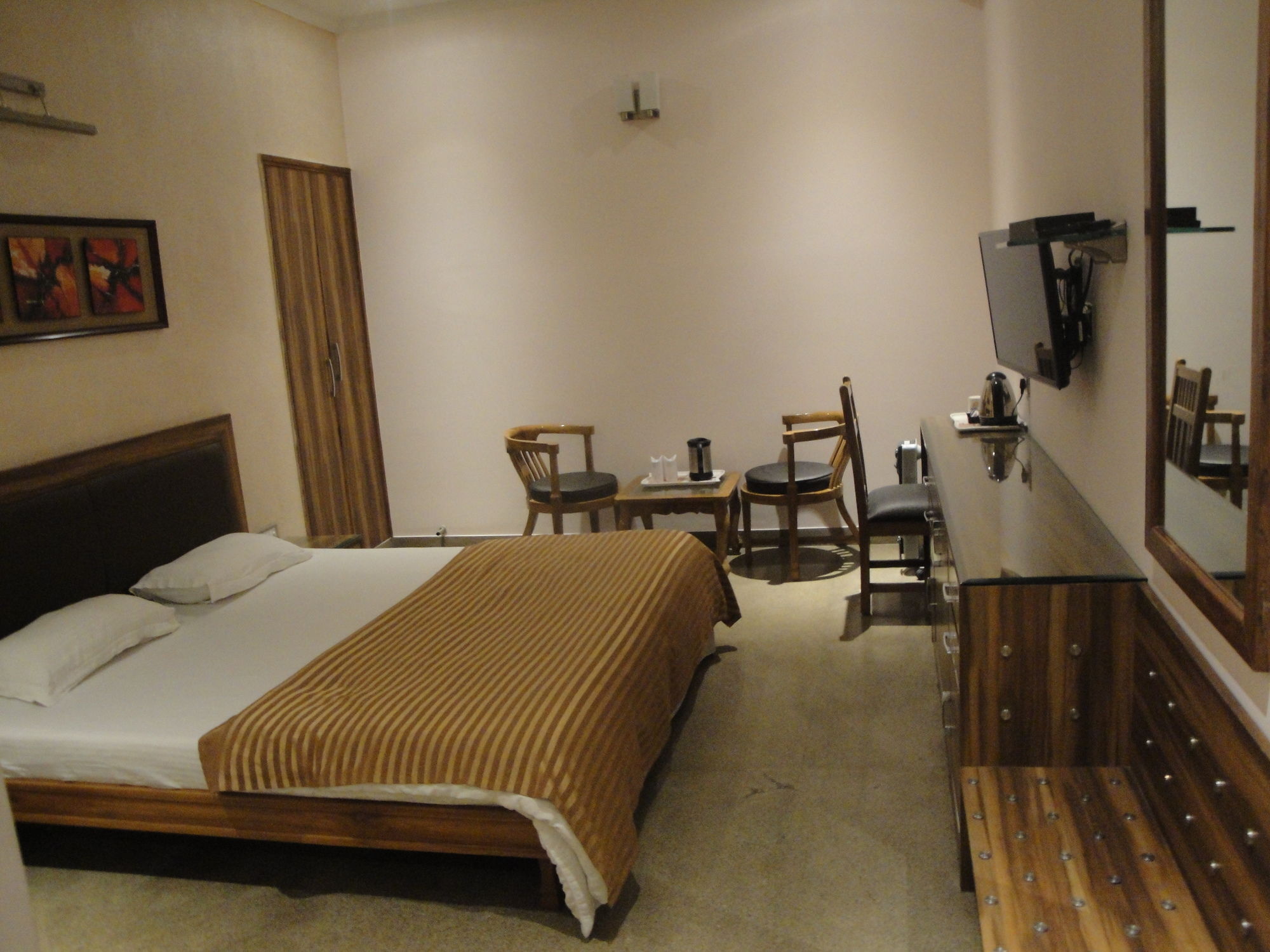 Hotel The Urmi à Haridwār Extérieur photo