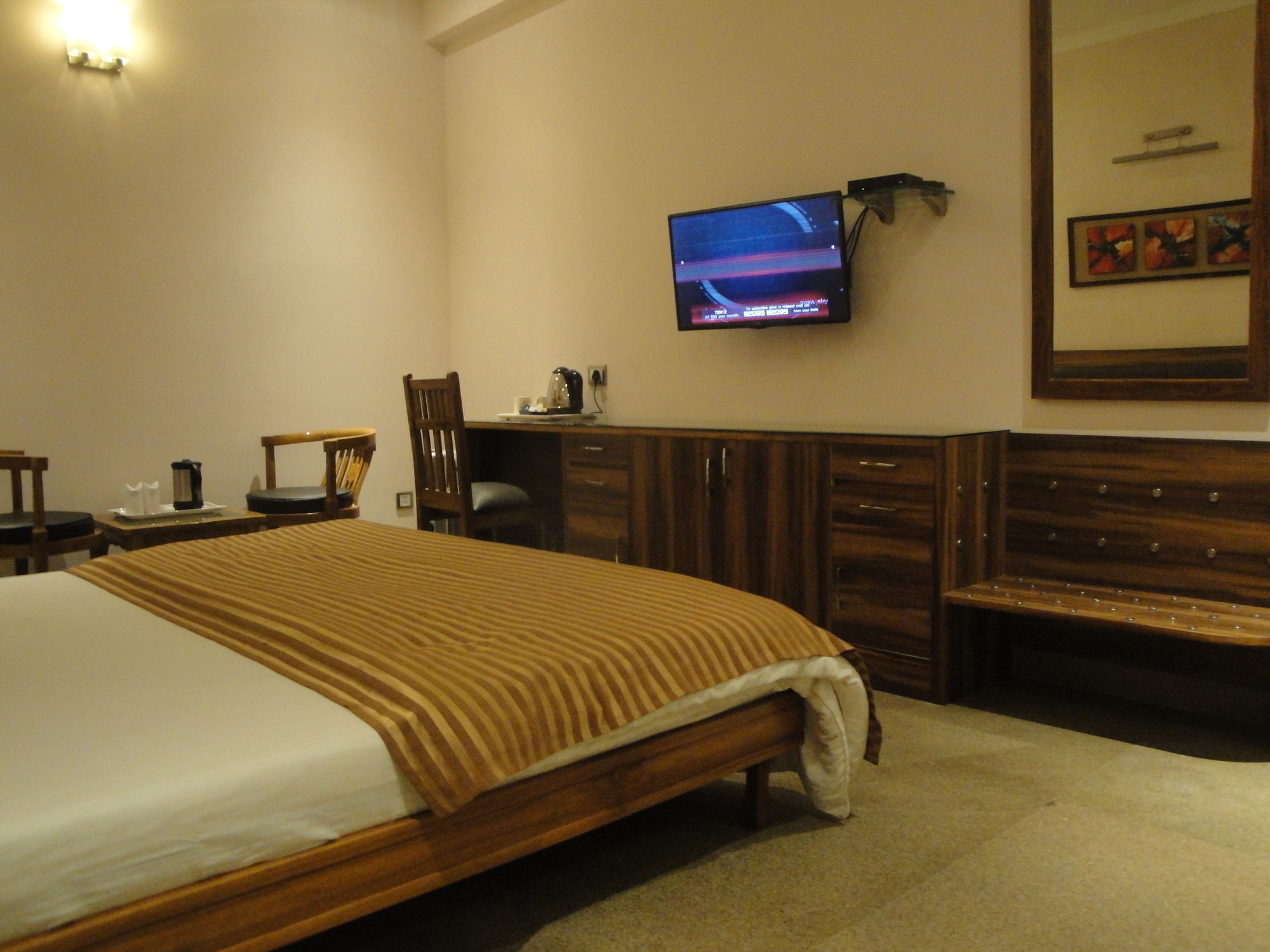 Hotel The Urmi à Haridwār Extérieur photo